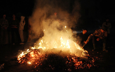 Khi nhiệt độ đã quá lớn thì số lượng người xung quanh cũng vãn hẳn.