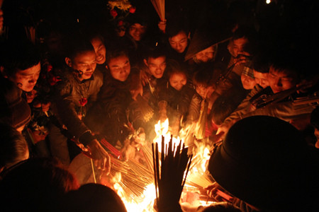 Và khi đã có lửa thì ai cũng muốn mình là người được hưởng lộc đầu tiên.