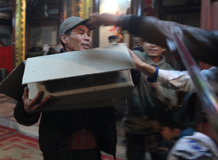 Cũng nhiều người quan niệm, đã lấy đỏ thì phải lấy trọn bộ, tức là hương cũng phải lấy từ đình làng thì mới đủ lộc.