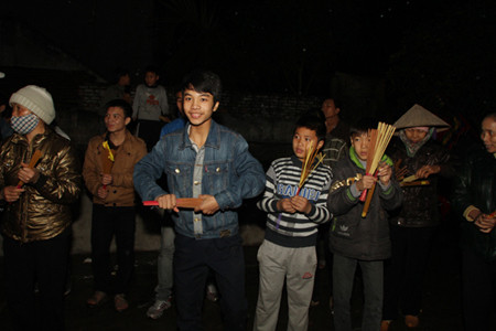 Theo sử sách ghi lại, các lễ hội của làng An Định (Hà Đông, Hà Nội) bắt đầu từ ngày mùng 7 Tết, chính hội từ ngày mùng 8 Tết. Sau khi tất cả các lễ hội diễn ra, vào ngày 11 Tết, chức sắc trong làng sẽ tổ chức “giã hội”. Tất cả người dân trong làng sẽ tập trung tại đình làng để chia lộc làng, “lấy đỏ”. Theo đó, toàn bộ vàng mã, hương, hoa quả... được phúng lên đình trong dịp Tết sẽ được đem đốt và phân phát cho người dân. Chỉ đợi các nghi thức lễ kết thúc, người lớn, trẻ con, thanh niên, người già lao vào đống lửa. Ai cũng muốn lấy được nhiều nhất sự may mắn về cho gia đình bằng cách châm lửa lộc của đình làng.