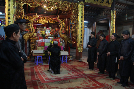 Bên trong đình làng, các bô lão đã bày biện toàn bộ vàng mã trước ban thờ Thành Hoàng làng và làm lễ trước khi hóa vàng toàn bộ số lễ này.