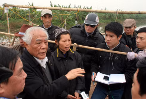Phó chủ tịch thường trực Hội nghề cá Việt Nam Vũ Văn Trác đến đầm nhà ông Vươn chiều 8/2. Ảnh: Tiến Dũng.