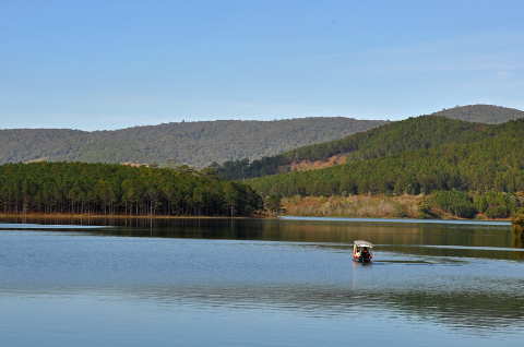Một góc khác của hồ Huyền Tâm. Một góc khác của hồ Huyền Tâm.