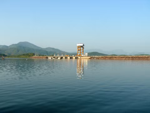 Đập thuỷ điện Thác Bà một nhà máy thuỷ điện đầu tiên của Việt Nam.