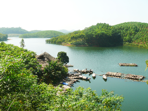 Làng chài bên hồ Thác Bà (Yên Bái). Làng chài bên hồ Thác Bà (Yên Bái).