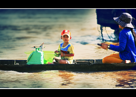 Cùng mẹ đi chợ nổi.