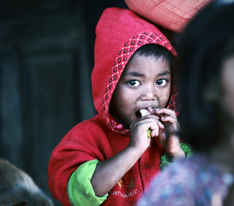 E vẫn nhìn cuộc sống bằng đôi mắt ấy.