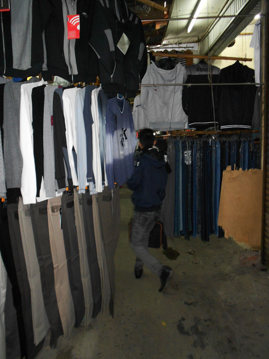 Các mặt hàng vải vóc, quần áo là những mặt hàng dễ cháy, dễ bắt lửa được bày la liệt lấn chiếm hết đường đi lối lại trong các chợ là một trong những nguyên nhân chính làm cản trở công tác chữa cháy trong những tình huống khẩn cấp.