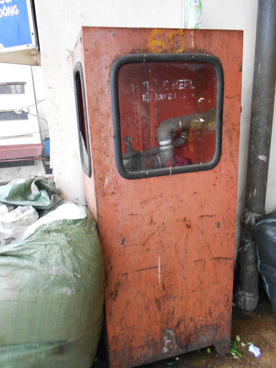 Những trụ chứa ống dẫn nước thì bị đập phá tơi tả và được "trưng dụng" thành...ngăn chứa đồ tại chợ Đồng Xuân