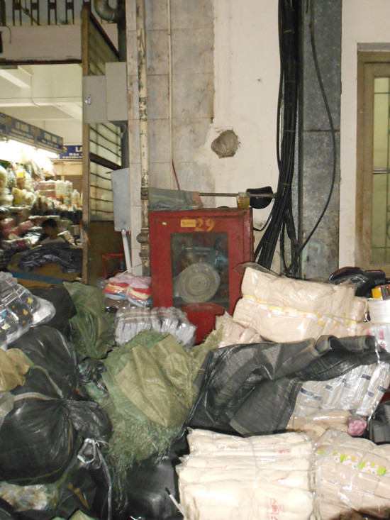 Các trụ đặt ống dẫn nước PCCC đều đã rỉ sét và thường bị lấn chiếm thành nơi đun nấu hoặc bày hàng hóa