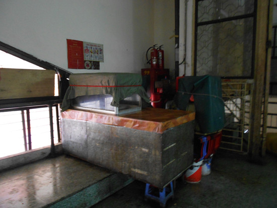 Các trụ đặt ống dẫn nước PCCC đều đã rỉ sét và thường bị lấn chiếm thành nơi đun nấu hoặc bày hàng hóa