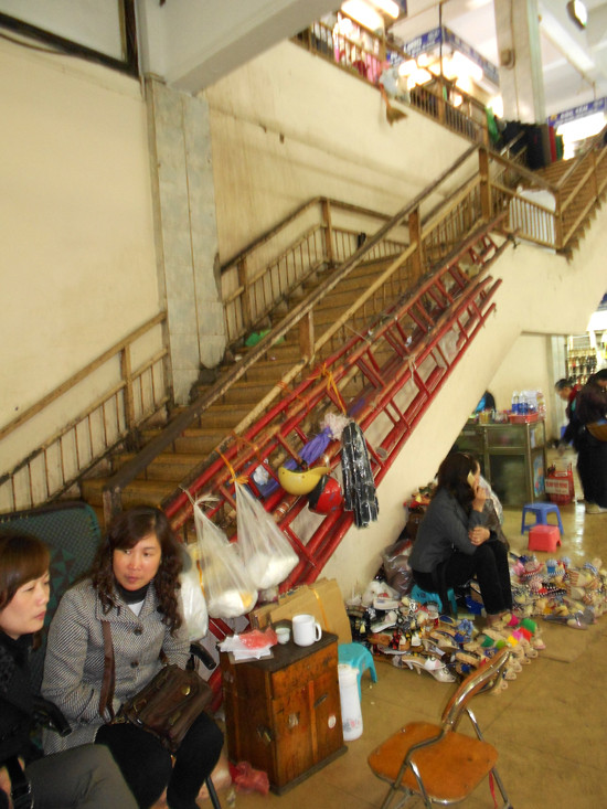 Nguyên nhân cháy tại các chợ thường là do chập điện và lửa bén vào các vật dụng dễ cháy rồi lan ra xung quanh nhưng tại chợ Đồng Xuân, rất nhiều các tủ điện đều bị "vây kín" bởi hàng hóa là đồ khô, đồ dễ cháy như hộp xốp, túi vải, quần áo.