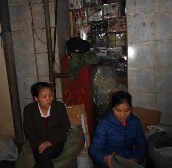 Các trụ đặt ống dẫn nước PCCC đều đã rỉ sét và thường bị lấn chiếm thành nơi đun nấu hoặc bày hàng hóa