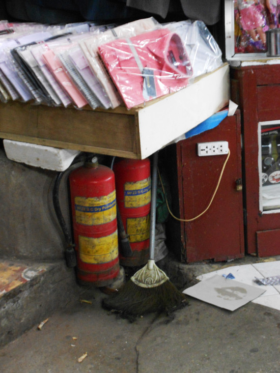 Các ổ điện được đấu nối lung tung lại ngay gần những vật liệu dễ bắt lửa như xốp, vải vóc,...