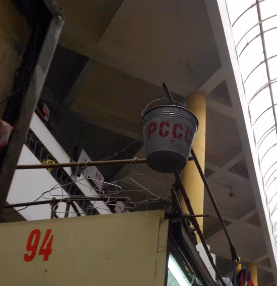 Các vụ cháy ở các chợ lớn khiến cho nhiều người không khỏi giật mình trước sức tàn phá của "giặc lửa". Tuy nhiên, tại một số chợ lớn trên địa bàn Thủ đô Hà Nội như chợ Đồng Xuân, chợ Ngã Tư Sở, chợ Hôm - Đức Viên,.. mặc dù liên tiếp xảy ra các vụ hoản hoạn nhưng người dân ở đây dường như vẫn "bình chân như vại" và thờ ơ với công tác phòng cháy chữa cháy (PCCC). (Chiếc xô bé tí ghi dòng chữ PCCC nhưng lại được treo tít trên nóc chợ như thế này thì khi xảy ra cháy liệu có kịp lấy xuống để múc nước để...chữa cháy?)