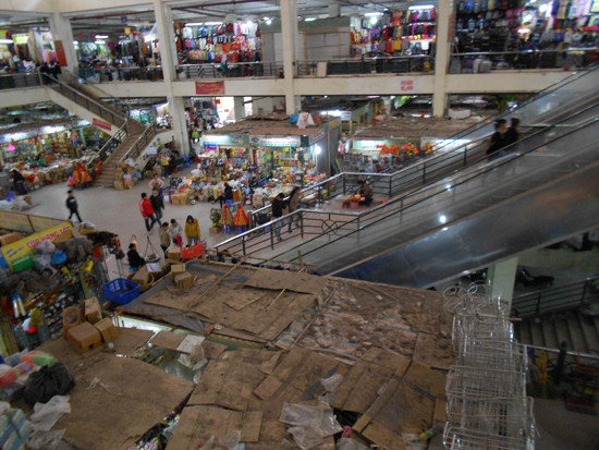 Các sạp, quầy bán hừng tại các chợ chủ yếu được quây, lợp bằng các chất liệu dễ cháy như xốp, gỗ, nhựa,...