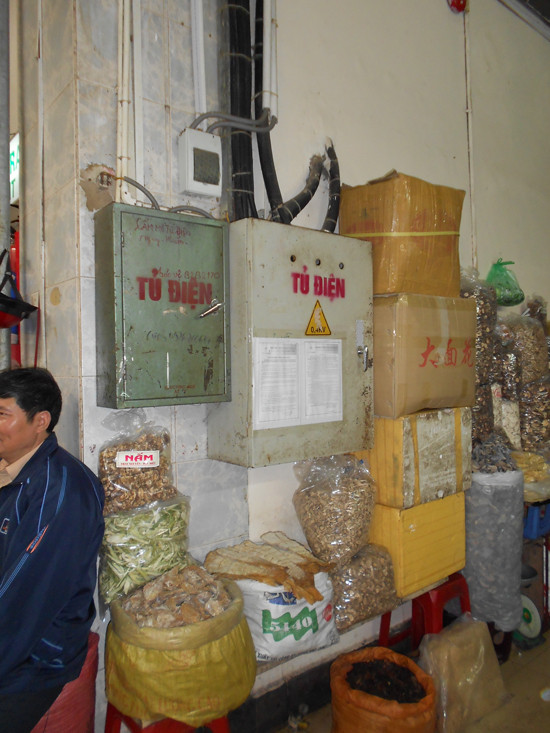 Chuông báo cháy thì bị các loại hàng hóa "án ngữ" và che kín.