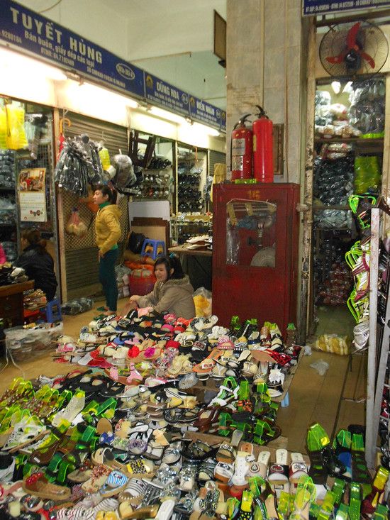 Các trụ đặt ống dẫn nước PCCC đều đã rỉ sét và thường bị lấn chiếm thành nơi đun nấu hoặc bày hàng hóa