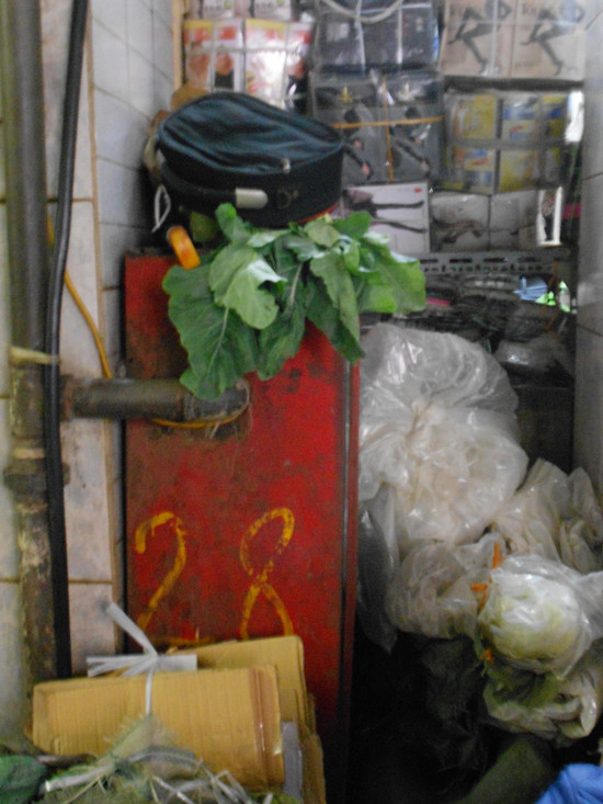 Các trụ đặt ống dẫn nước PCCC đều đã rỉ sét và thường bị lấn chiếm thành nơi đun nấu hoặc bày hàng hóa