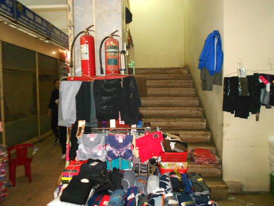 Bình cứu hỏa tại nhiều chợ bị người dân biến thành nơi treo, móc quần áo.