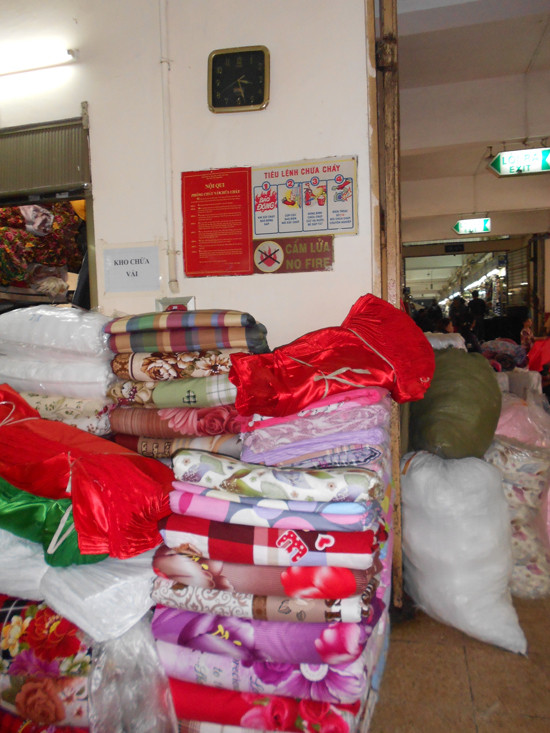 Chuông báo cháy thì bị các loại hàng hóa "án ngữ" và che kín.