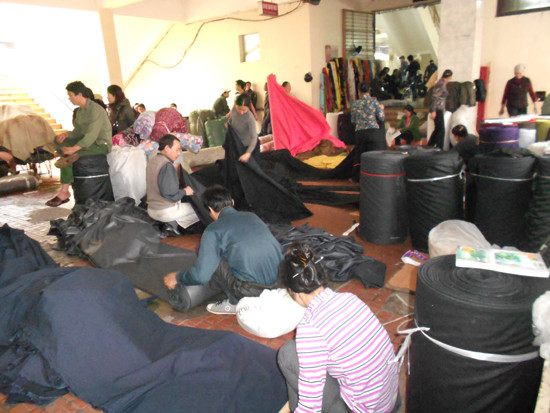 Các mặt hàng vải vóc, quần áo là những mặt hàng dễ cháy, dễ bắt lửa được bày la liệt lấn chiếm hết đường đi lối lại trong các chợ là một trong những nguyên nhân chính làm cản trở công tác chữa cháy trong những tình huống khẩn cấp.