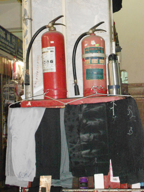 Bình cứu hỏa tại nhiều chợ bị người dân biến thành nơi treo, móc quần áo.