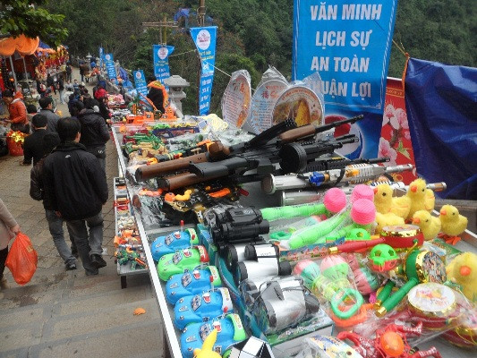 Ngay phía trước động Hương Tích là hàng loạt các bàn bày bán đồ chơi bạo lực như súng, dao kiếm bằng nhựa. Theo tìm hiểu, mỗi khẩu súng như thế này thường bắn một loại đạn bằng nhựa hình tròn và có tầm bắn rất xa từ 50 - 100 mét. Nếu bị bắn vào mắt hoặc cơ thể người thì có thể dẫn đến mù hoặc tổn thương rất nặng.