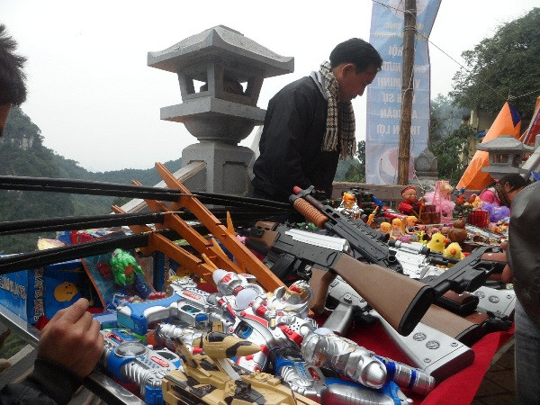 Ngoài các loại súng đồ chơi bằng nhựa, để tăng tính "hấp dẫn", nhiều cửa hàng còn chào mời du khách mua các loại nỏ bắn tên thật với giá từ 150 - 200 nghìn đồng/chiếc.