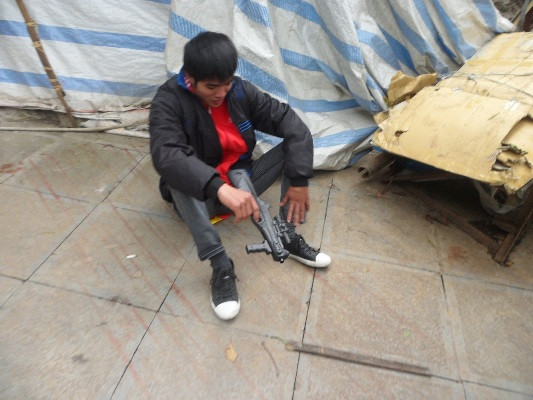 Tranh thủ lúc nghỉ ngơi, thanh niên này lôi khẩu súng mới "thửa" được ra bắn thử.