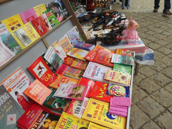 Ngoài các loại đồ chơi bạo lực, các chủ hộ kinh doanh thường "kiêm nhiệm" luôn việc bán các loại sách bói toán, mê tín dị đoan.