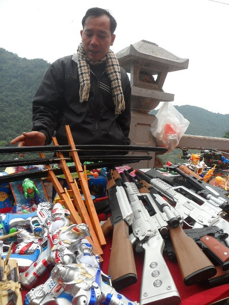 Theo như người đàn ông này cho biết thì đây là loại nỏ được làm dựa theo kiểu nỏ của đồng bào các dân tộc thiểu số chuyên dùng để săn bắn và nếu bắn bằng những mũi tên thật được làm bằng tre bán kèm theo thì tầm sát thương của mỗi chiếc nỏ như thế này trong phạm vi từ 50 - 100 mét.