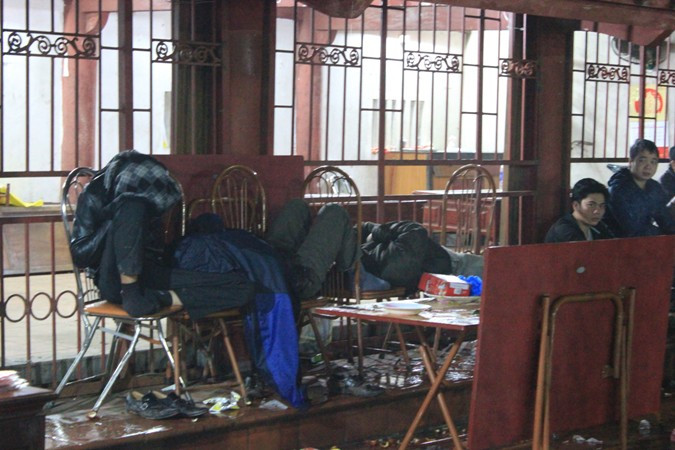 Sau khi nhậu nhẹt xong, mấy thanh niên này "quên" cả việc chờ lấy ấn?