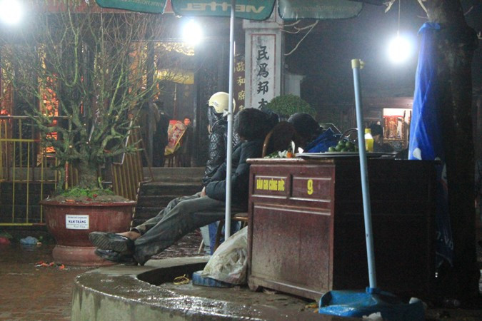 Trời đã về khuya nên chắc là cũng không còn ai đến công đức nữa?