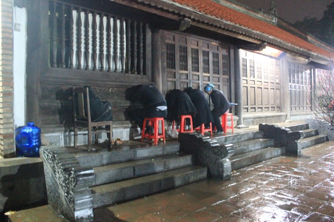 Ngủ ở ngay trước cửa đền Trần