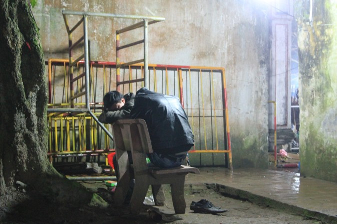 Tranh thủ có chiếc ghế đá, hai thanh niên này ngủ một giấc chờ trời sáng...