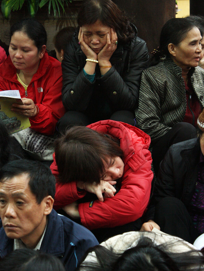 Trời đã về tối, những gương mặt chờ đợi đã mệt mỏi và tranh thủ ngủ.