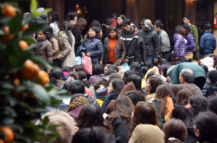 Ngay từ đầu giờ chiều, ngoài sân và trong chùa đã có rất nhiều người đến ngồi giữ chỗ.