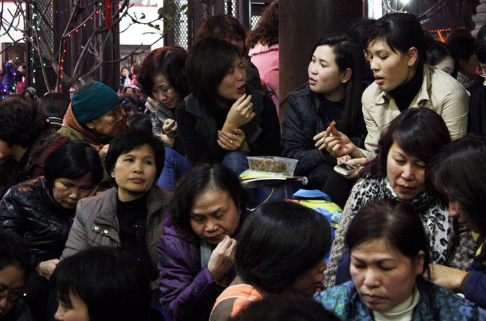 Một số người cẩn thận và chuẩn bị chu đáo hơn thì mang cơm và ô mai để tránh đói và tranh thủ vừa ăn vừa buôn chuyện.