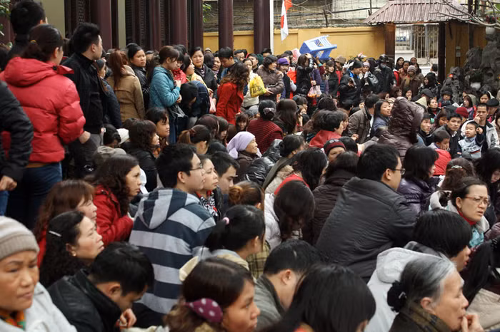 Sân trước và sân bên phải của chùa đã chật cứng nhưng cửa phụ của chùa dòng người vẫn dồn vào gây ùn ứ. Vì diện tích sân chùa hạn chế nên nhà chùa đã phải quyết định đóng cửa chùa để hạn chế dòng người dồn vào