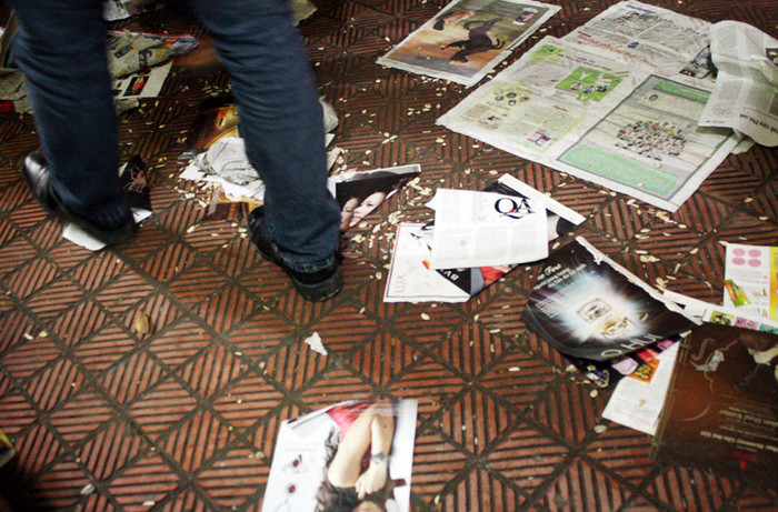 Tuy nhiên, sau khi lễ xong, những bước chân ra về lại để lại rác đầy sân chùa, nơi họ vừa ngồi thành tâm khấn phật cầu an.