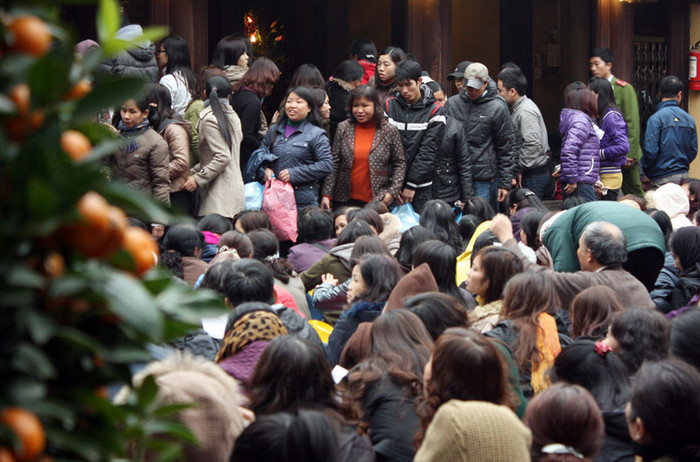 Ngay từ đầu giờ chiều, ngoài sân và trong chùa đã có rất nhiều người đến ngồi giữ chỗ.