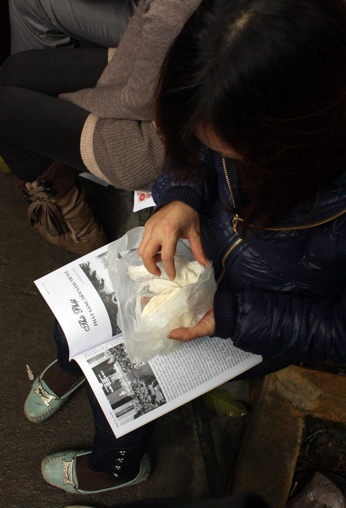 Bánh bao mang sẵn trong túi sách là phương án cứu đói trong lúc chờ đợi.