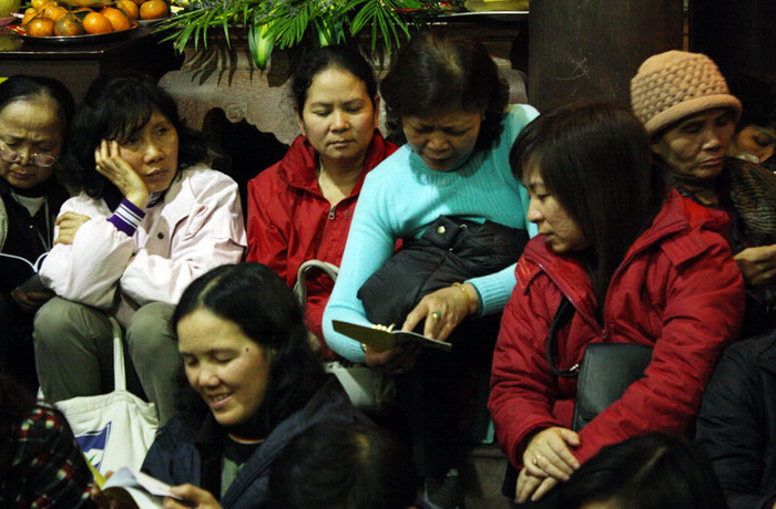 Các bà, các cô vẫn sung sức hơn, họ cùng đọc cho nhau nghe về cách niệm phật.