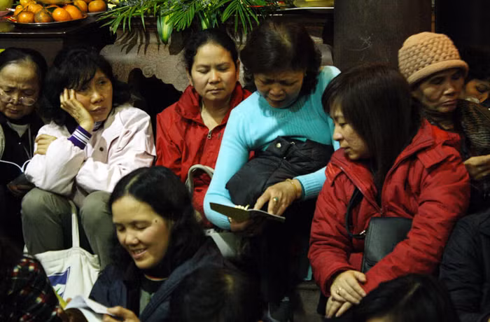 Các bà, các cô vẫn sung sức hơn, họ cùng đọc cho nhau nghe về cách niệm phật.