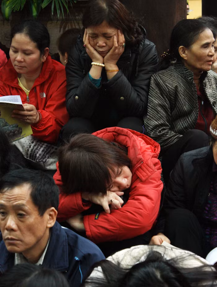 Trời đã về tối, những gương mặt chờ đợi đã mệt mỏi và tranh thủ ngủ.