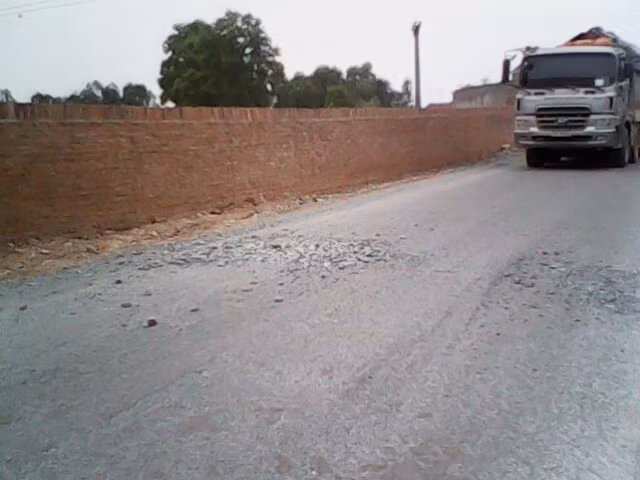 Mặt đường đã bị lột hết nhựa và chìa đá răm Mặt đường đã bị lột hết nhựa và chìa đá răm