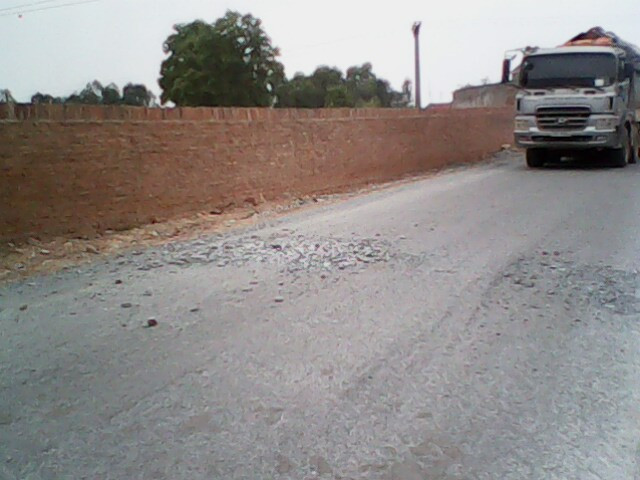 Mặt đường đã bị lột hết nhựa và chìa đá răm Mặt đường đã bị lột hết nhựa và chìa đá răm