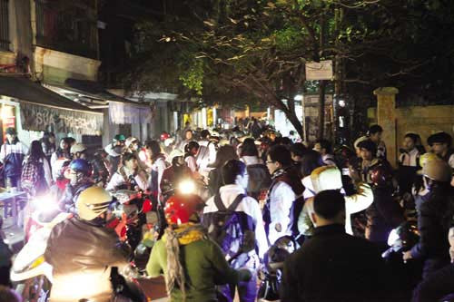 Thay đổi giờ học khiến cho nhiều các em học sinh phải dậy đi học sớm hơn mọi khi Thay đổi giờ học khiến cho nhiều các em học sinh phải dậy đi học sớm hơn mọi khi