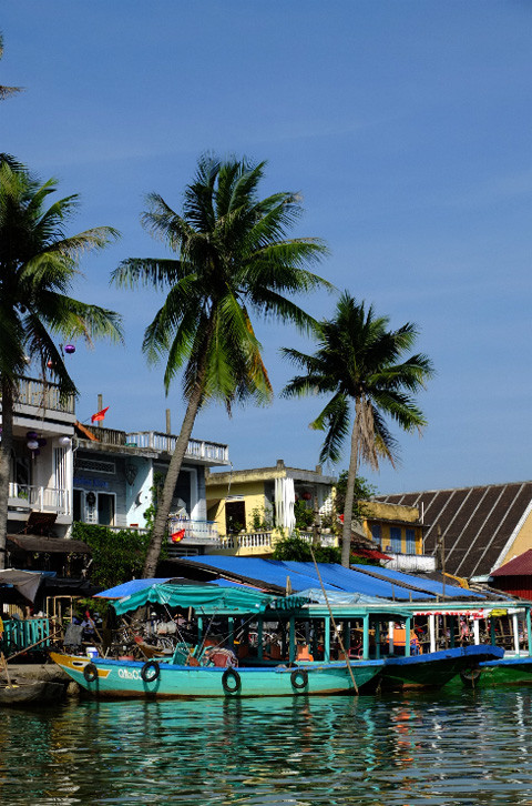 Những con thuyền lững lờ đậu trên sông. Những con thuyền lững lờ đậu trên sông.